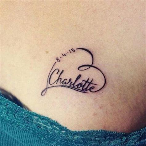 Tatuajes de nombres en el pecho femenino: ideas。